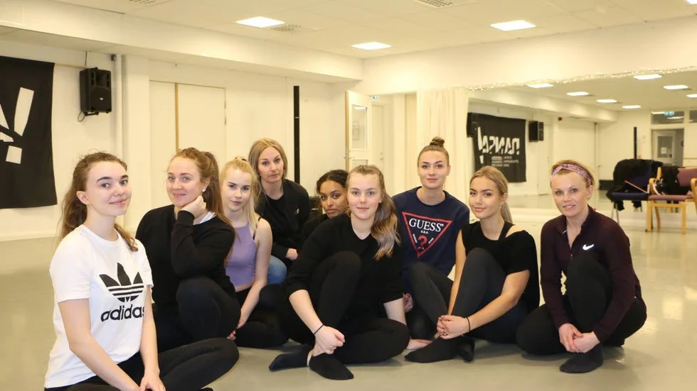 Eleverna som går på dansestetprogrammet tycker det är tråkigt om även dansen på gymnasiet ska försvinna i Piteå.