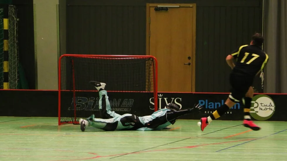 Tobias Fahlman var bra i Öjebykassen. Här stoppar han Robert Nutti på straff. I lördagsmatchen vaktade Oskar Lindkvist kassen och gjorde också en bra insats.