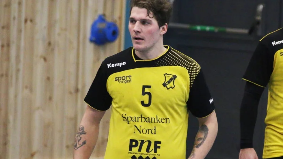 Norrfjärden besegrade Sikeå med 29-28 på söndagen. Erik Karlsson, spelande tränare, gjorde sju av målen.