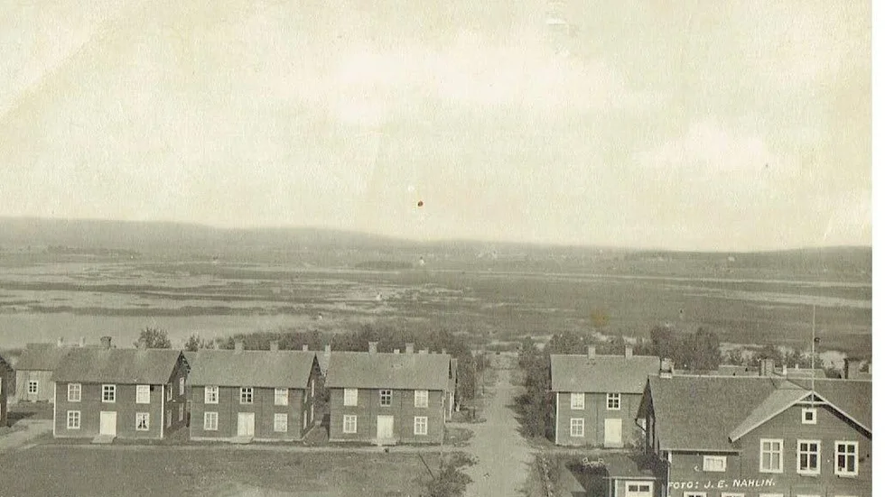 Sockenstugan i Porsnäs (till höger i bild) som den såg ut i början av 1900-talet. En byggnad som ägs av kyrkan och har använts som församlingsgård.