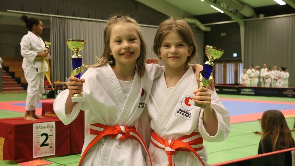 I söndags avgjordes karatetävlingen JKA Cup i Norrmalmia. Kompisarna Melinda Edström, Antnäs, och Ida Sundström, Hortlax, vann sina respektive tävlingsklasser.