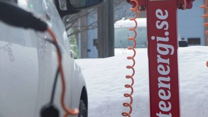 Utanför Pite energi finns både snabbladdare och semisnabbladdare. Men det är väl dyrt för privatpersoner.