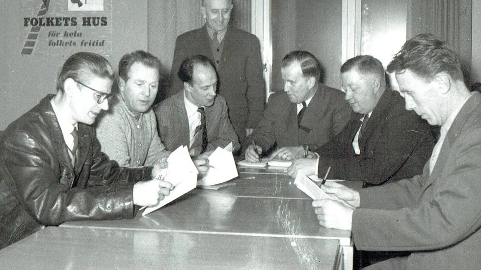 Folkbildningsarbete i Munksund i början av 1950-talet. John Landon, vid bordets kortände, leder studier i utrikesfrågor.