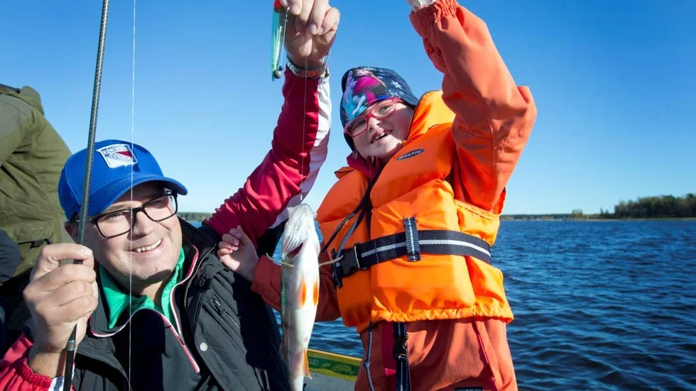 Fiskelycka när den är som bäst. Mikael Lundkvist med dottern Noelle med nyfångad abborre. Bilden är taget i ett annat sammanhang 2015, men kanske får vi se någon av dem som deltagare i sommarens Nappataget. (Arkivbild)