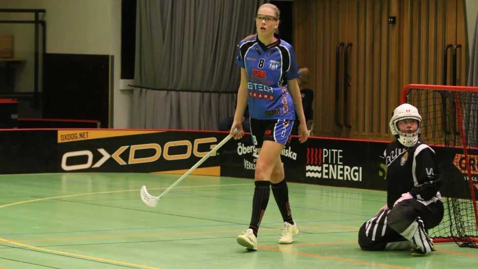 Julia Granberg och Öjebyn tog ett stort kliv mot play off-seger i Sundsvall.  Öjebyn vann första matchen med 8–6. Retur i Piteå kommande helg.