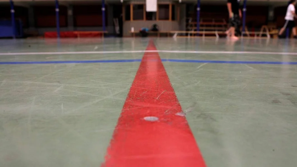 Nästa sommar kommer golvet i sporthallen att bytas ut. Det är behövligt då det var 30 år sedan hallen renoverades.