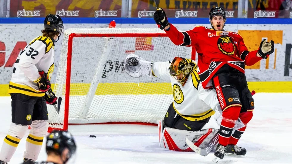 Emil Larsson avgjorde tisdagens SHL-match mot Brynäs i sudden death. (Arkivbild).