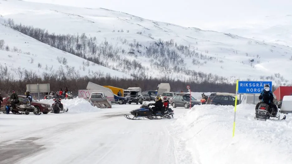 Öppna gränser. Det ska bli tillåtet för svenskar att köra snöskoter i Norge.