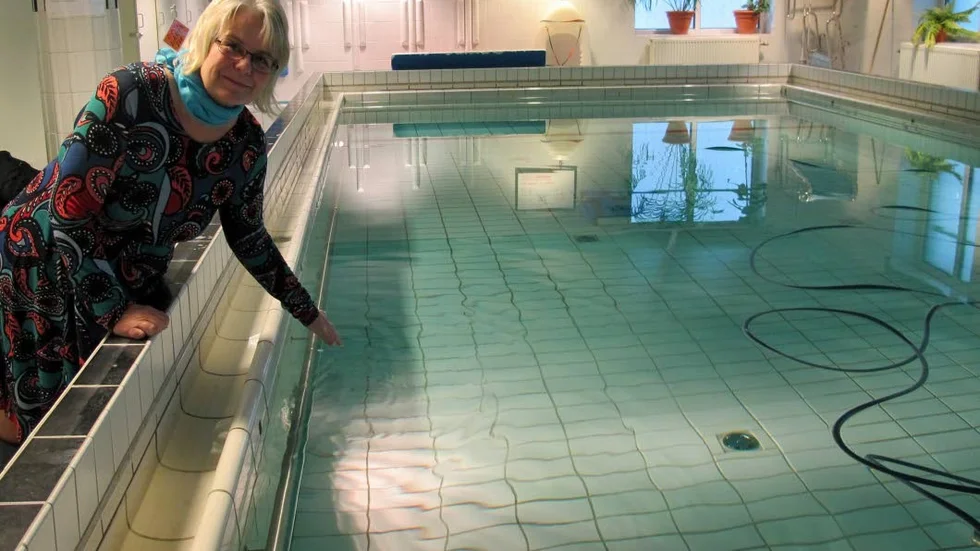 Hotad. Enligt kommunalråd Helena Öhlund (S) får kommunen svårt att drifta varmvattenbassängen med det minskade stödet.
