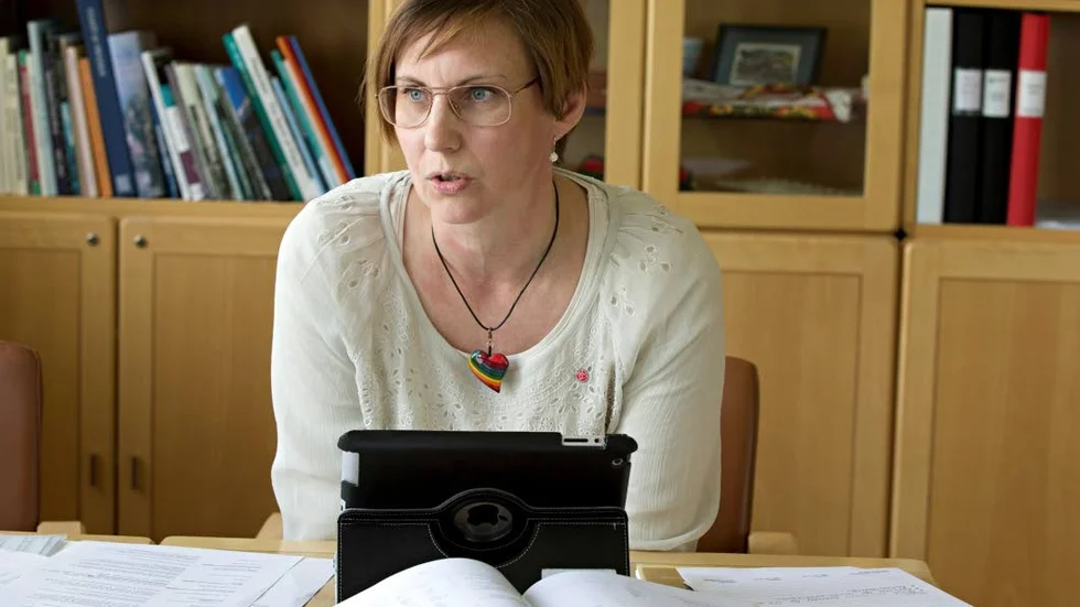 Vill avslå. "Det är en avtalsfråga för parterna på arbetsmarknaden" säger Helena Stenberg (S), kommunalråd om kravet på arbetskläder för personal inom förskolan. (Arkivbild)