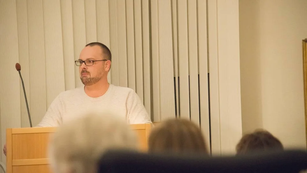 Ifrågasatte."Som vanligt gör Centerpartiet en höna av en fjäder. Valpolitik med kommunala skattemedel kallar jag det här", säger Marcus Lundberg (S).