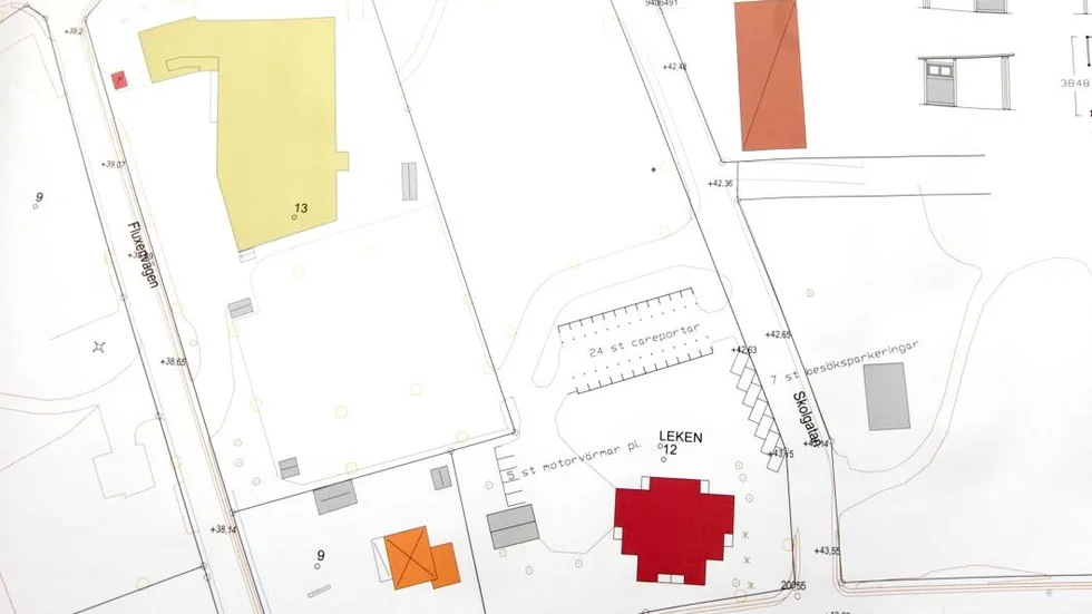 Planen var att bygga huset där den gamla Lekenhallen stod, men hyresgästerna ville annorlunda. Huset kommer att stå i motsatta hörnet av Ica.