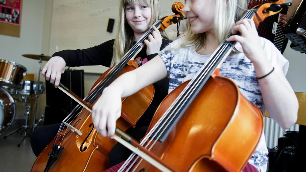 STRÄNGAR ÄR KUL. Lilly Nilsson och Elise Hult har skrivit ­låten ”Monday morning”, om att spela musik även fast man är trött på morgonen.