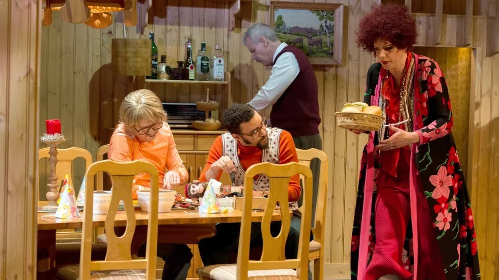 Gustav Ekman Mellbin, Josef Törner, Mats Pontén och Karin Paulin i ”En fröjdefull jul”.
