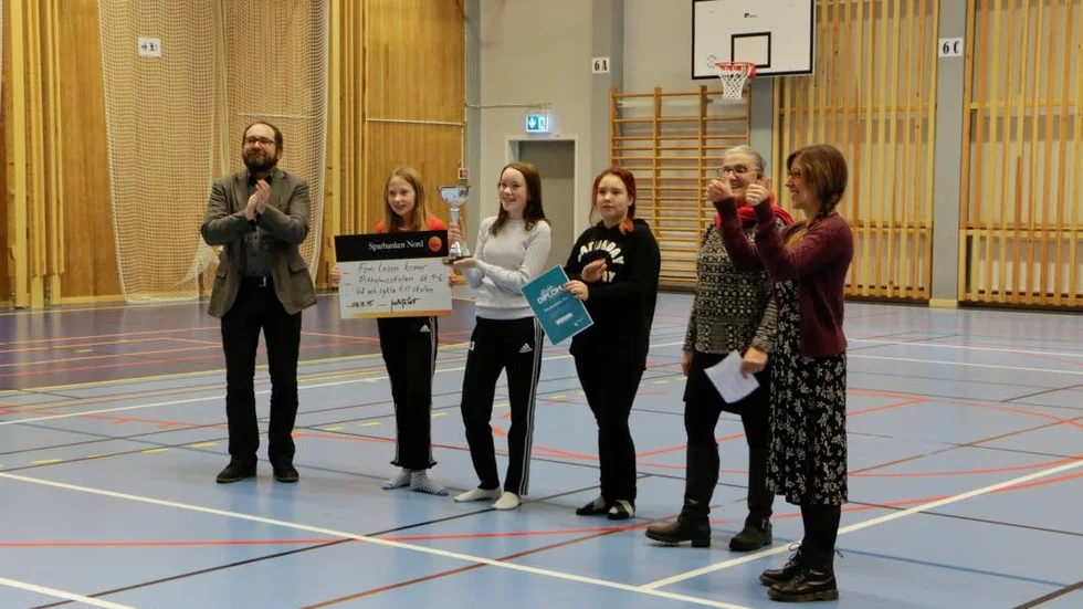 Prisutdelning. Bo Åström, Pitholmsskolans rektor, eleverna Sofia Bäckström, Lova Svensson, Jennifer Bergman, Brith Fäldt, ordförande i samhällsbyggnadsnämnden, och Anna Stamblewski, samhällsutvecklare.