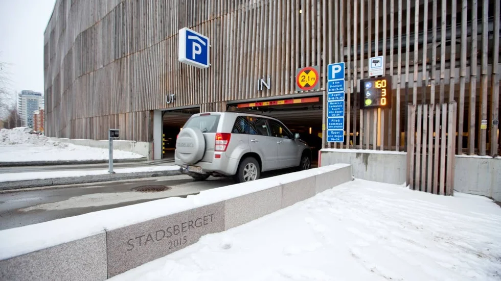 TRÅNGT. Min fråga är: har Peter Roslund och Janne Ställ provat att parkera till exempel en Volvo V 70 där? skriver Staffan Hällgren i sin insändare. (Arkivbild)