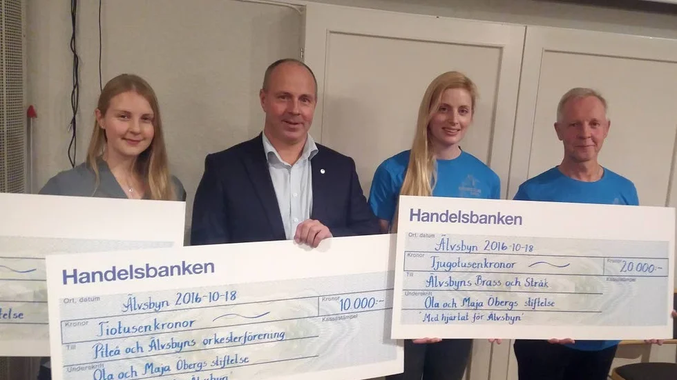 Stipendiater. Stina Andersson, Ulrik Bylander, Elin Jonsson och Börje Andersson tog emot checkar på tisdagen.