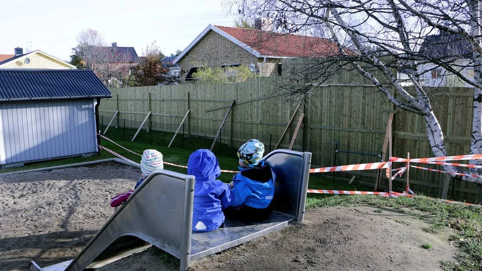 Störs. Fastighetsägaren byggde planket för att få lugn och ro och slippa höra barnen "skrika" på gården. (Arkivbild)