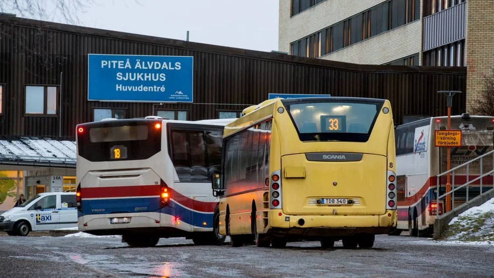 Trångt. Trafiksituationen vid Pite älvdals sjukhus är inte optimal. Bussar, privatbilar och taxi trängs på en liten yta.
