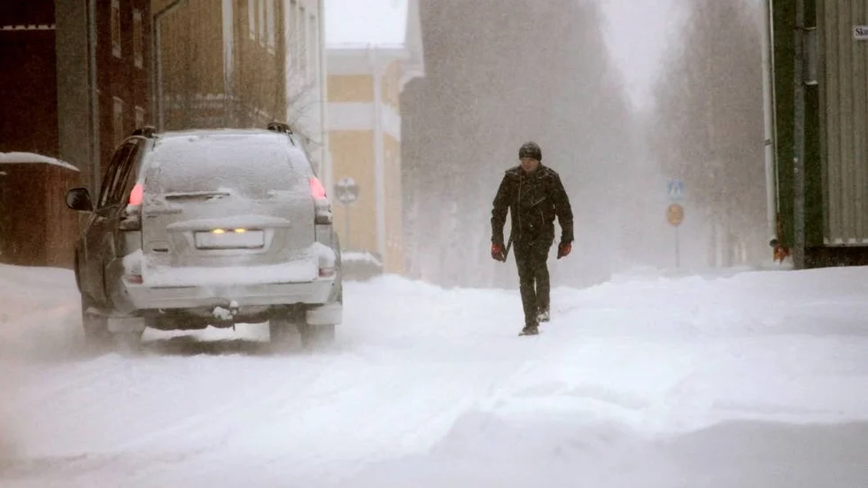 Det snöar och är på väg att bli riktigt kallt. Att tvingas vandra omkring i butikerna i stan för att hålla värmen innan det är "lugnt" nog att söka upp "sitt trapphus", det är inte människovärdigt. Vi borde alla skämmas, menar André Bengtsson. (Arkivbild)