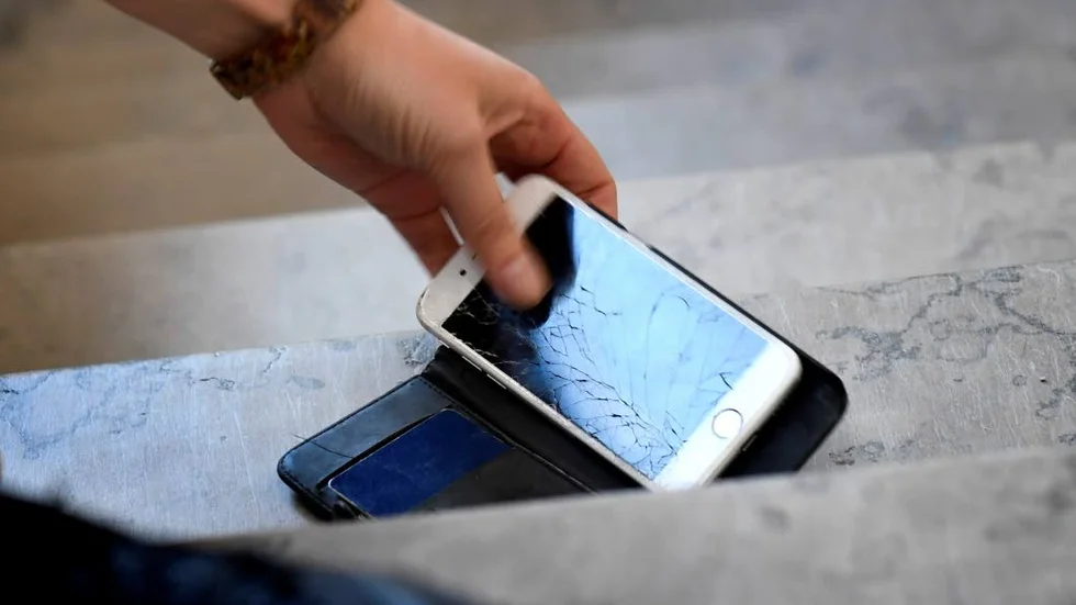Företagaren ska bland annat ha slungat sin sambos mobiltelefon rakt i pannan på henne, så härt att det svartnade för hennes ögon. (Arkivbild)