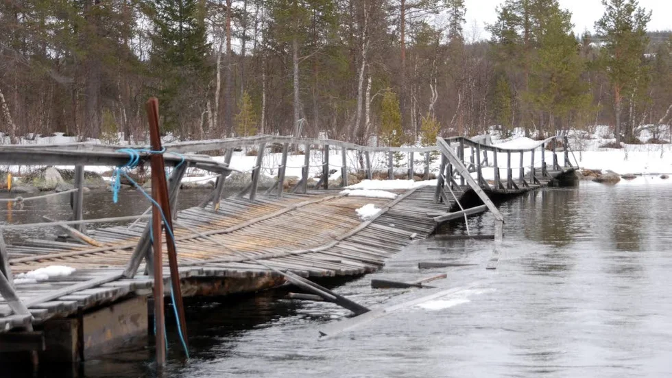 Redan 2012 var läget riktigt illa, när en vårflod lade in nådastöten mot den gamla skoterbron. Några år senare revs den och nu saknas en överfart över Vaukaströmmarna. Pengar finns dock till en ny bro. (Arkivbild)