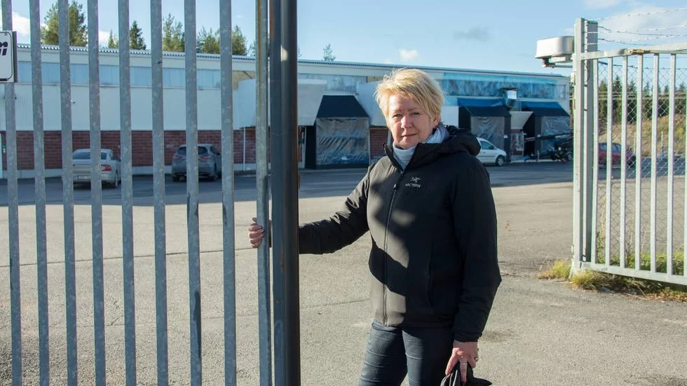Kronofogden har stängt ner The future of minings verksamhet på industriområdet. "Vi får inte ens visa lokalen om Kronofogden inte säger att det är okej", säger Annelie Vinsa, vd på Älvsbyns fastigheter.