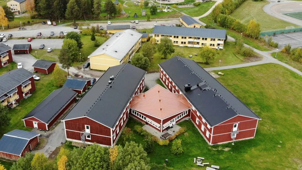 På bilden syns Stugan närmast i bild, den från IVO ifrågasatta lösningen med elevhem och stödboende i ett. Enligt utbildnings- och kulturchefen Fredrik Westerlund har det dock inte varit några incidenter sedan flytten, associerade till IVO:s och elevernas oro om bland annat trygghet och säkerhet.