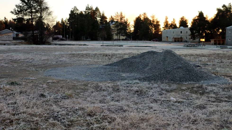 En grushög är det enda som placerats på ytan där det skulle byggas småhus. För dyr prislapp lockade inte till köp.