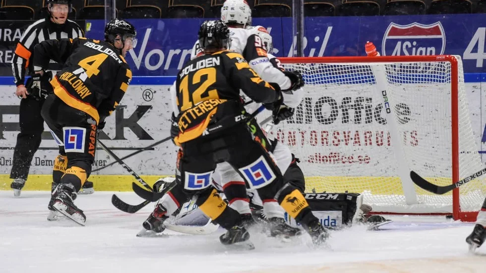 Här lyfter Bud Holloway in sitt första mål för säsongen som betydde 3–0 till hemmalaget.
