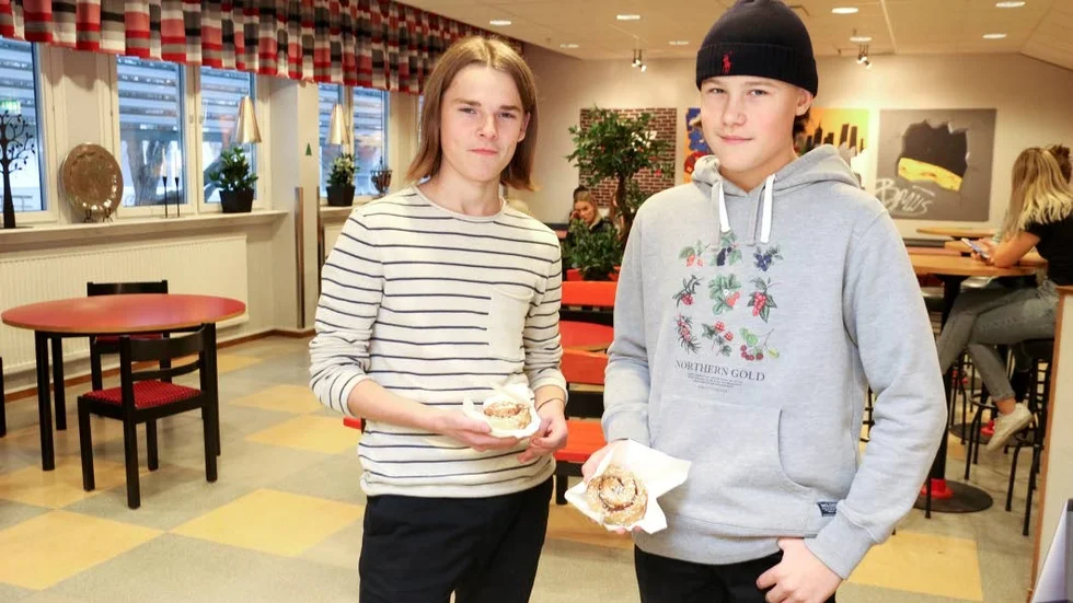 Frans Dahlbäck och Hugo Wikström, klass 8E på Hortlax skola, tycker att råden är bra för att minska sötsakerna men de vill gärna ha fika någon dag i veckan som det är nu.