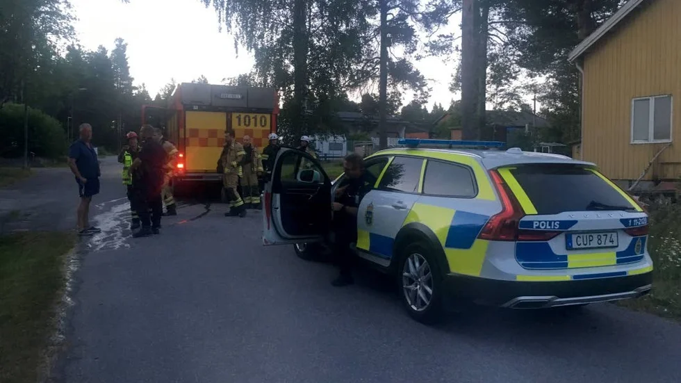 Polis och räddningstjänst larmades till platsen, men någon större fara för att branden skulle sprida sig fanns aldrig. Här har förhör med närboende direkt inletts.