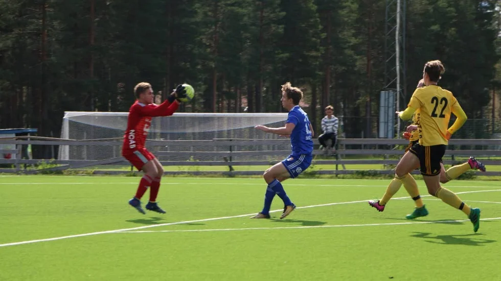 Målskytten Isak Olofsson i duell med Notvikens målvakt.