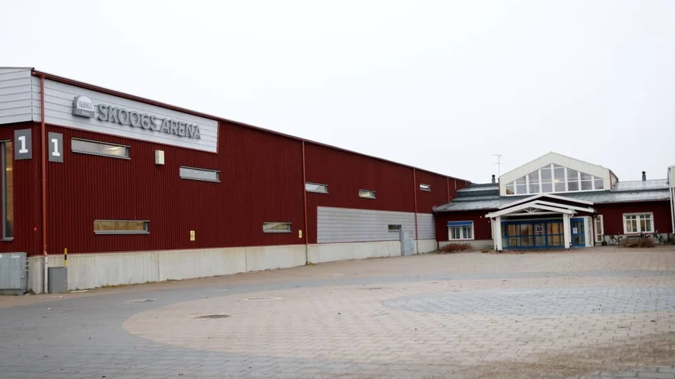 Parkeringen vid Nolia och Skoogs arena är enligt en närboende ett tillhåll för motorburna tonåringar, som lever om och stör i stort sett varje kväll och hela nätter under helgerna. Det är nog nu, nu måste polis och ansvariga politiker ingripa, menar skribenten.