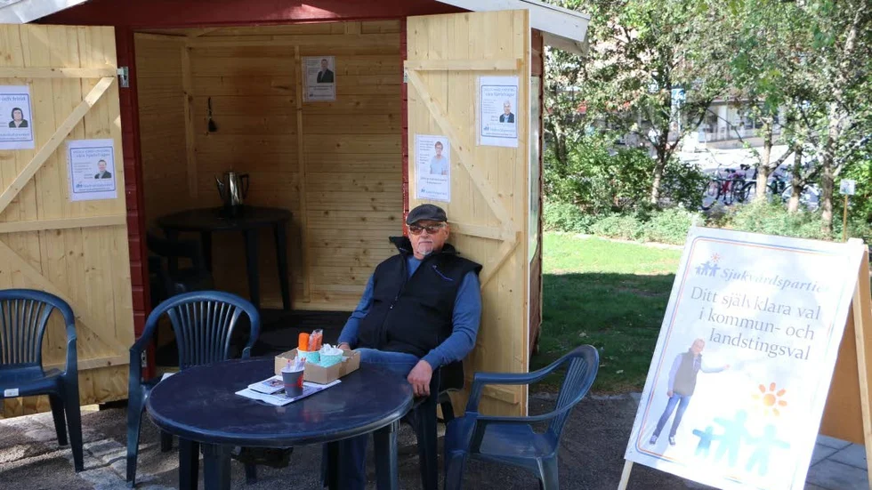 Sjukvårdspartisten Henry Larsson hade ingen ström i stugan och var lite kaffesugen.