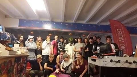 Hela lan-gänget samlade för en gruppbild.