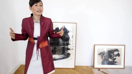 Genom kontakt med galleristen Jin DeMulan i Beijing blev utställningen "Öst-västligt möte" möjlig på Konstforum. Där visas traditionell kinesisk konst och svenska konstnärer som influerats av östasiatisk konst. I bakgrunden syns målningar av Sigvard Olsson.
