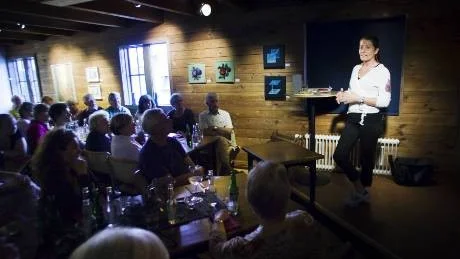 Agneta Sjödin berättade om sin pilgrimsfärd och hur hon mer och mer känt suget efter att börja skriva. Många Söderköpingsbor lyssnade intresserat.
