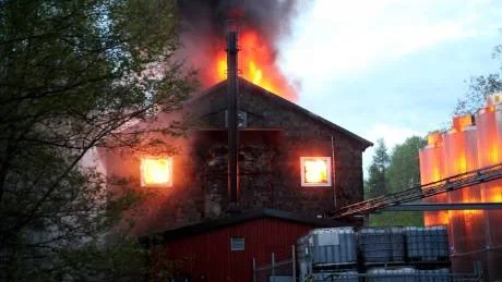 Fabriksbyggnaden för fettåtervinning i Graversfors totalförstördes i branden. Foto: Björn Persson/Wighsnews