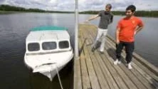 "Just nu bryr vi oss mest om att vi klarade oss ifrån att dö" säger Maradona Lahdo och William Lahdo som är chockade efter måndagsnattens dramatik. Skadorna på fiskebåten (infälllda bilden) vittnar om att det var en rejäl smäll.