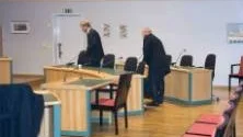 Den 38-årige mannen förnekar brott och menar att han tänkt att betala tillbaka pengar till alla han lånat av. Detta trots att han inte kan redogöra för tingsrätten en enda inkomstkälla sedan 2005. Till vänster på bilden syns försvarsadvokat Mikael Abrahamsson. Foto: Anita Kjellberg