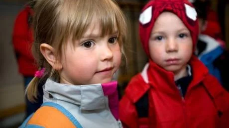 Alice 4 år och Hampus 4,5 år hjälpte till på förskolan och samlade flaskor. Sen gick de till affären och pantade dessa. För "pengarna" köpte de jord till förskolan, berättar Maggan Sundström.