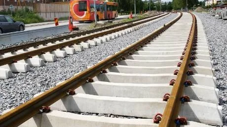 Än så länge rullar bussarna fram längs Hagebygatan. Men spårvägsspåren, som ska ta över kollektivtrafiken här, börjar redan så smått komma på plats.Foto: Titti Olovsson