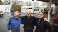 Från anställda till egna företagare! Det steget har den här trion tagit, från vänster Bengt Johansson,  Ronnie Billeqvist och Leif Gredenhoff, som återöppnat bilverkstad, tvätthall och butik vid före detta Uno X-macken i Åby.Foto: Janne Forsby