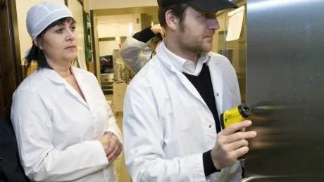 Även Camilla Zingmark från kommunens kostenhet var med vid gårdagens besiktning av Hultdalsskolans kök. Här tillsammans med inspektören Axel Bark.