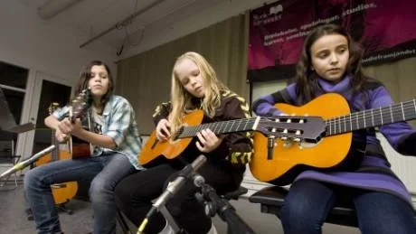 Leija Ibrakovic, Alicia Påsson och Amina Brkovic" framförde "I was made for lovin" you" på Studiefrämjandets musikskoleavslutning.Foto: Niclas Sandberg