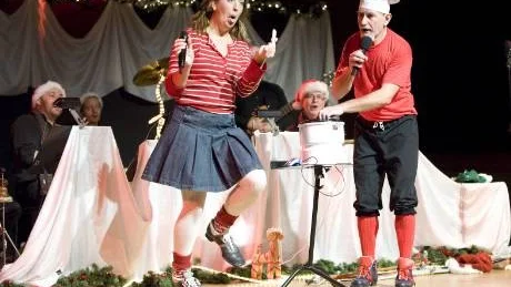 Maria Olofsson och Ola Lager spexar i Östgötamusikens årliga julshow som igår nådde Norrköping. Foto: Janne Forsby