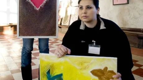 Tanja Norrland och Sanja Ilic är två av de första att ställa ut i det nyöppnade galleriet Hamnkällaren. "Mina målningar präglas både av nostalgi och kriget i forna Jugoslavien"  berättar Sanja Illic.