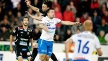 Mikael Blomberg och hans lagkamrater lyckades inte slå hål på Trollhättan den här gången               heller. Matchen i går slutade 0-0, precis som den på "Parken" tidigare i år.  Foto: Kent Eng/TTELA