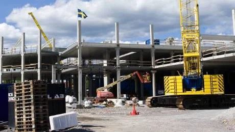 Fortfarande en byggarbetsplats, men Nya Hageby Centrum börjar ta form. Igår firade man att stommen till den nya delen rests, med flaggor och en stor taklagsfest på kvällen.